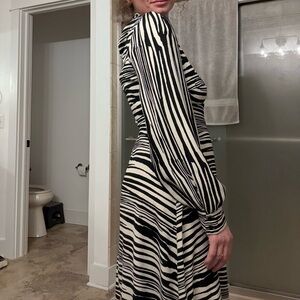Vintage 70s Elegant Zebra Print Long Sleeve Dress